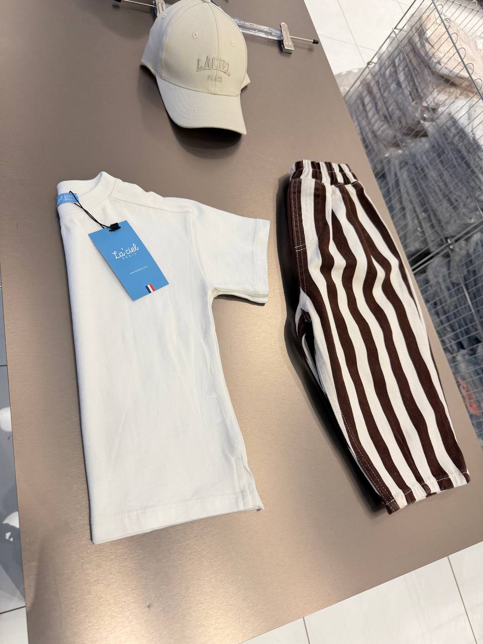 Kompletic s pantalonama i oversize majicom